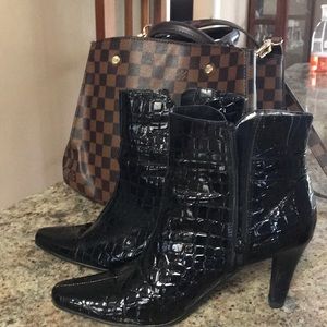 Cute as can be black boots in great condition.